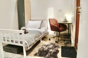 Picturesque City Cabin - Own Entry - Professional